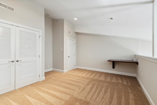 Building Photo - 426 W Laurel Ave