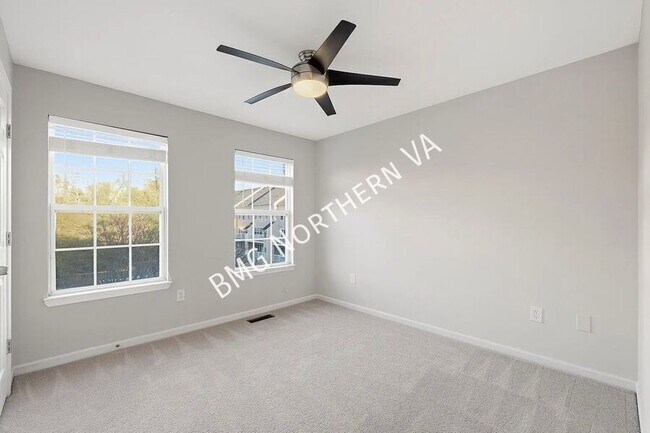 Building Photo - 1881 Crescent Park Dr