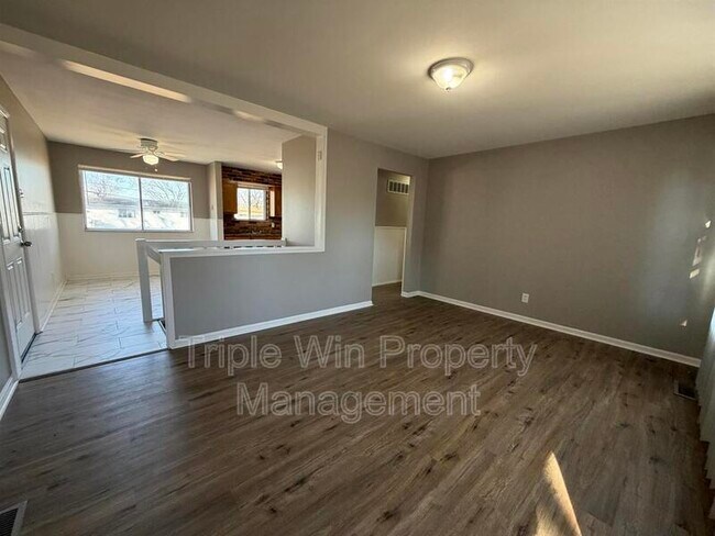 Building Photo - 1665 Queens Dr