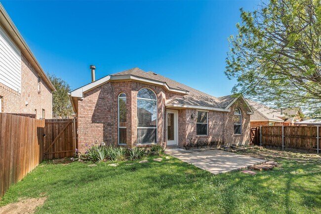 Building Photo - 2600 Spring Dr