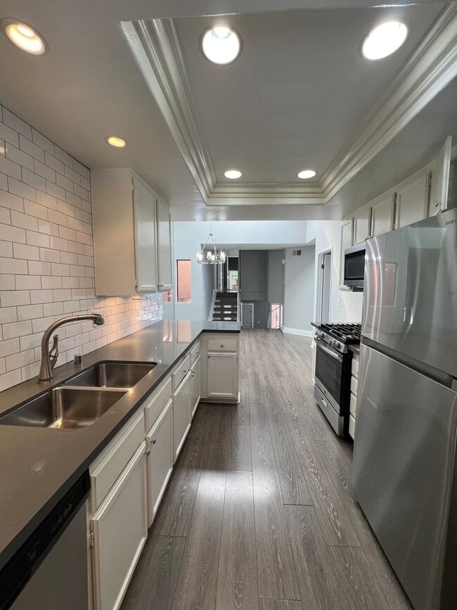 Building Photo - Tri-Level 2bed 2bath Huntington  Beach Home