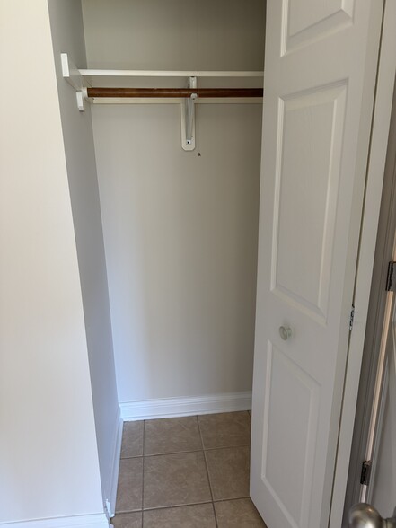 Building Photo - 681 Thorntree Ct