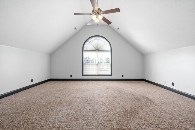 Building Photo - Pet Friendly Three Bedroom with Bonus in R...