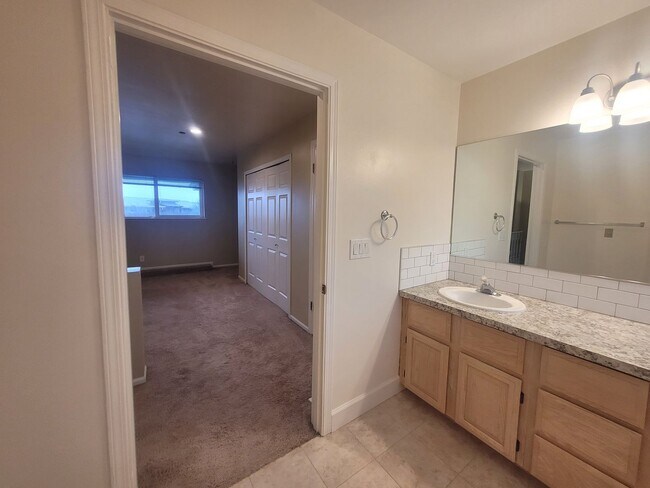 Building Photo - Bayview Townhouse Condo in Blaine with Gar...