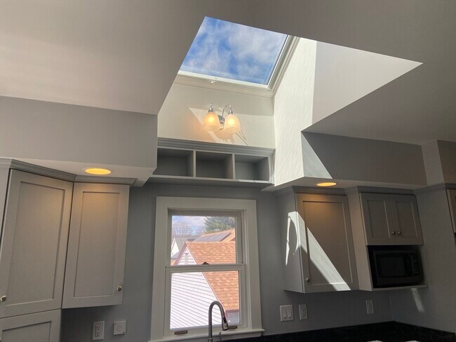 Building Photo - 16 Taft St