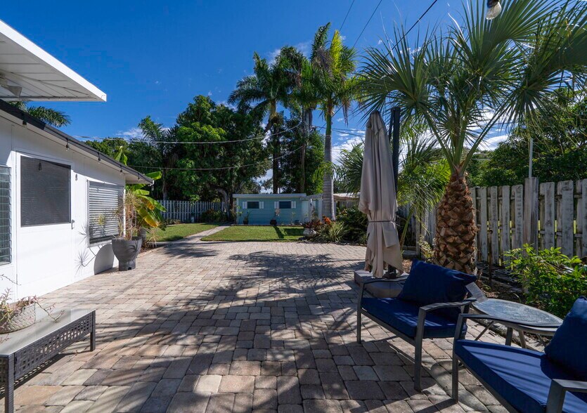 Building Photo - 4464 E Riverside Dr