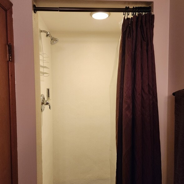 Building Photo - 1007 Roselawn Ave W