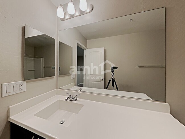 Building Photo - 20765 W Thomas Rd