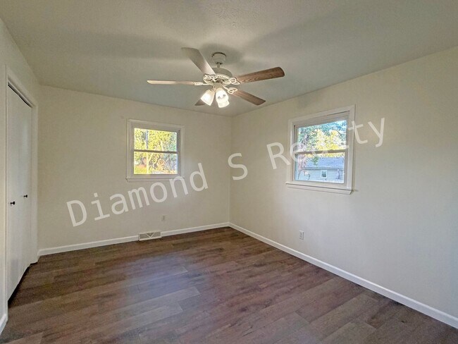 Building Photo - Spacious 3 Bedroom Home in South Springfield!