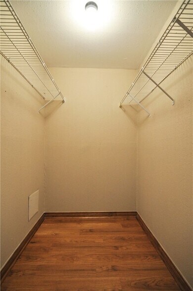 Building Photo - 904 University Oaks Blvd