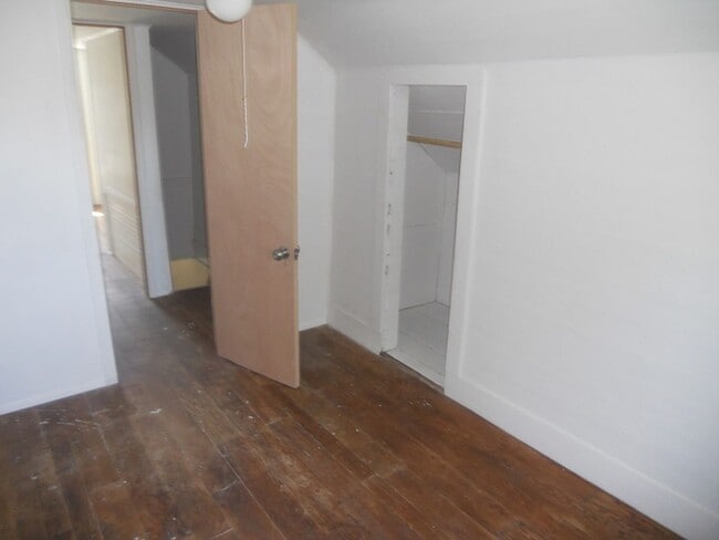Building Photo - 927 W Schley St
