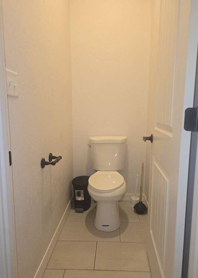 Building Photo - 585 Ravenna Ct