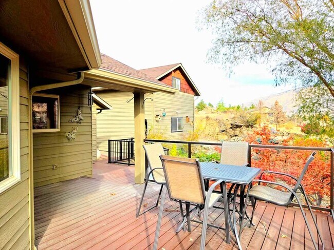 Building Photo - Gorgeous 4 Bed, 3 Bath Home w/ STUNNING RIVER FRONT VIEWS!!