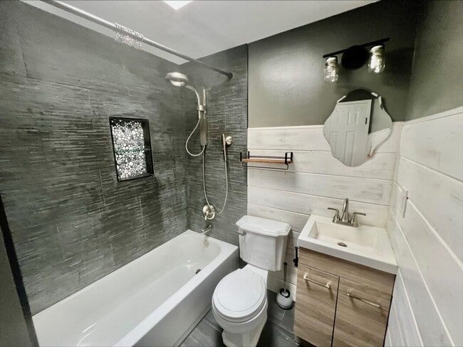 Building Photo - Welcome to this charming 3 bedroom, 2 bath...