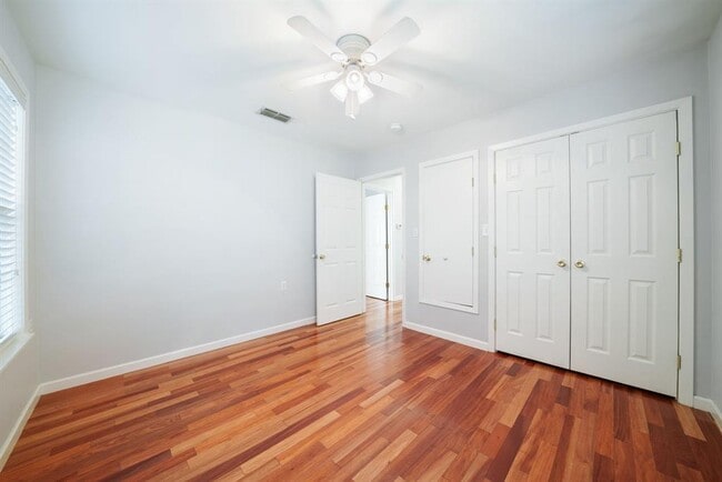 Building Photo - 1403 Broadmoor Dr