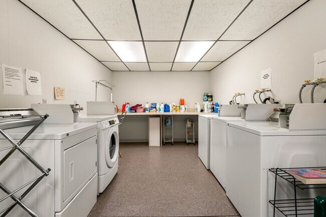 Building Photo - 305 Pine St