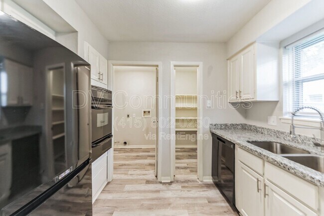 Building Photo - 700 Meadowglen Dr