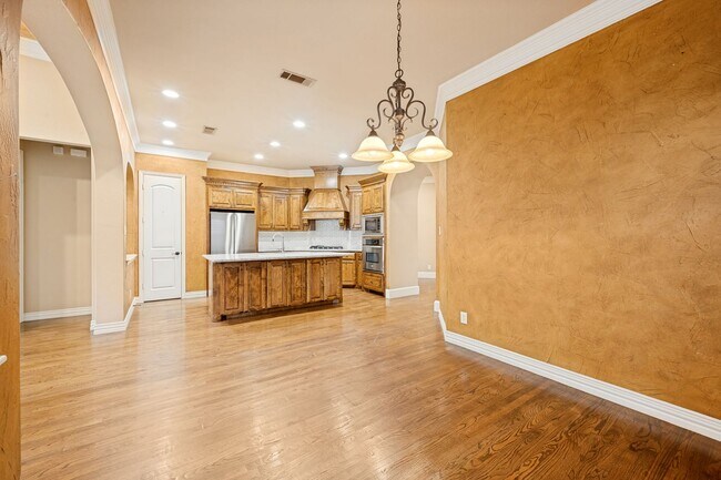 Building Photo - 4046 E Hill Dr