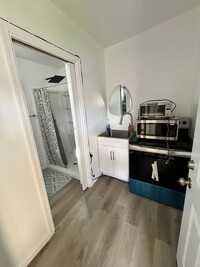 Building Photo - Available Now: Charming 1-Bedroom ADU in E...