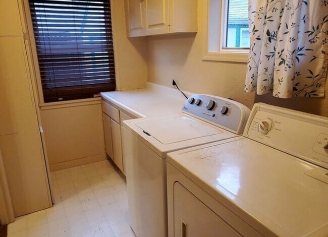 Building Photo - Charming Eastside Olympia Home Move-in goal June 5th .