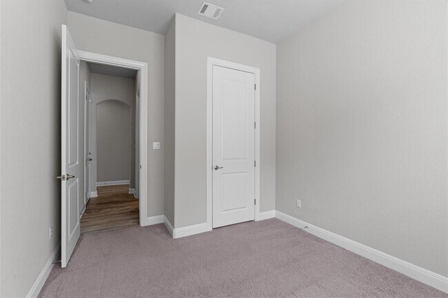 Building Photo - 4660 Katherine Dr