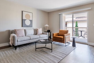 Building Photo - 644 Edgewater Blvd