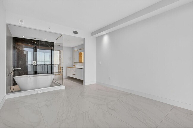 Building Photo - 700 NE 24th St