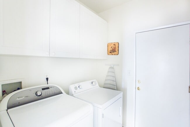 Building Photo - Spacious 4 Bedroom, 2 Bath Furnished Famil...