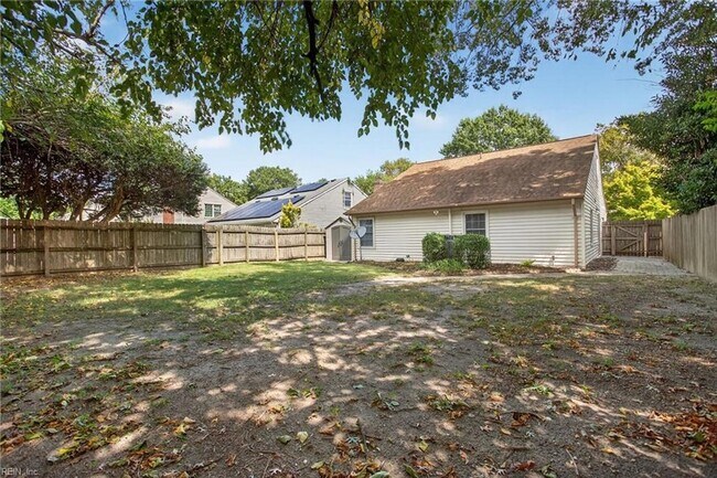 Building Photo - 5677 Rushmere Dr