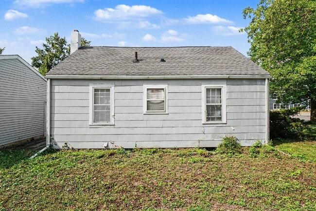 Building Photo - Practical 2 bedroom Rental with Recent Updates $1200/Month