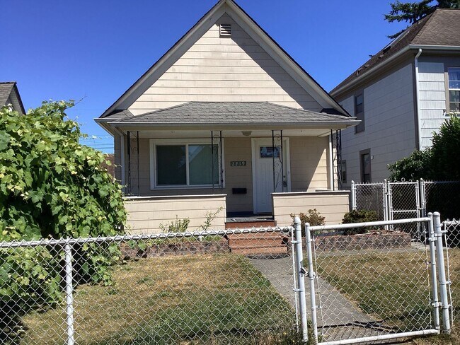 Building Photo - Charming 2BR Home with Spacious Yard, Detached Garage & Garden Oasis