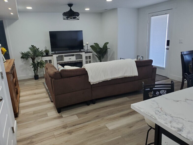 Building Photo - 704 N Bennedict Dr