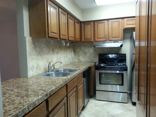 Building Photo - 2725 Santa Fe Unit E - 2/Bed 2.5/Bath - $1...