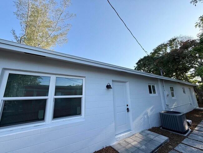 Building Photo - 912 SE Tarpon Ave