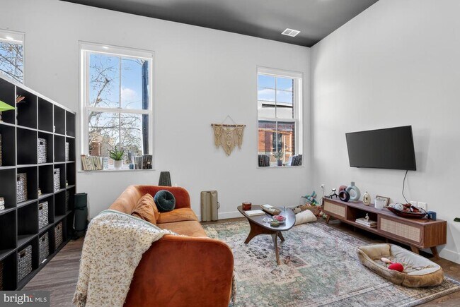 Building Photo - 525 N 41st St