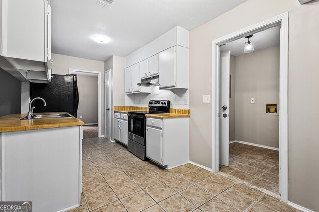 Building Photo - 5846 Bobbin Ln