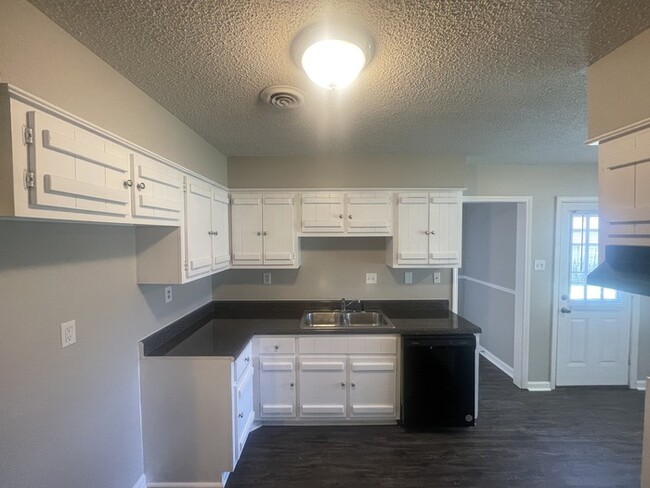 Building Photo - $500 OFF FIRST MONTH'S RENT!