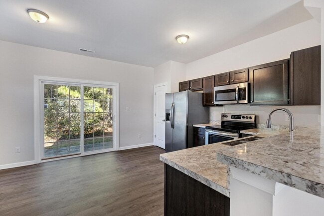 Building Photo - Holly Ridge End Unit Town Home Available!