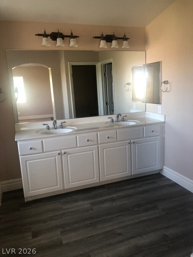 Building Photo - 298 Fairway Woods Dr