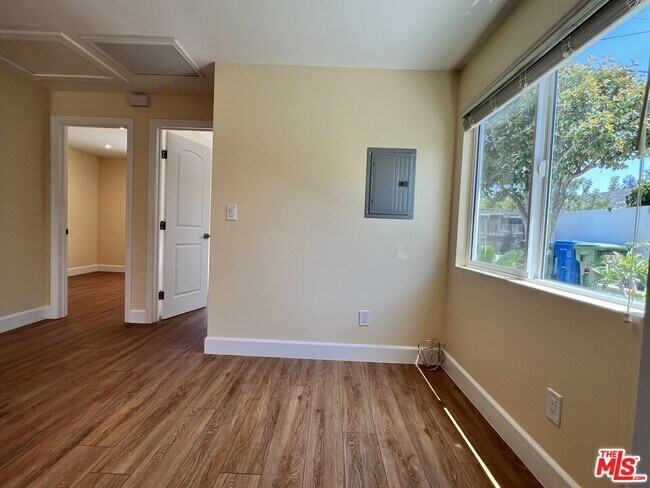 Building Photo - 3753 W 60th St