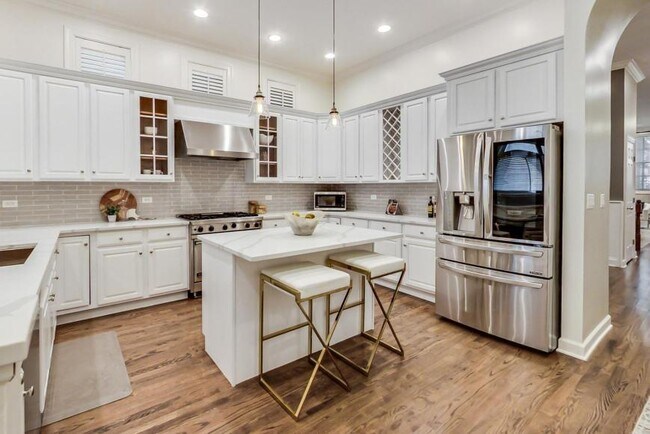 Building Photo - 4 bedroom in Chicago IL 60647
