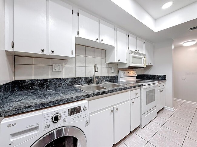 Building Photo - 890 N Village Dr