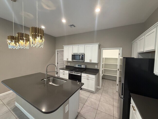 Building Photo - 40916 W Shaver Dr