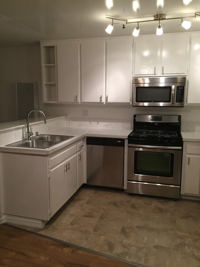 Building Photo - Beautiful 1 Bed/1 Bath Condo Apartment with Private Balcony, Hardwood Flooring, Pool, and AC