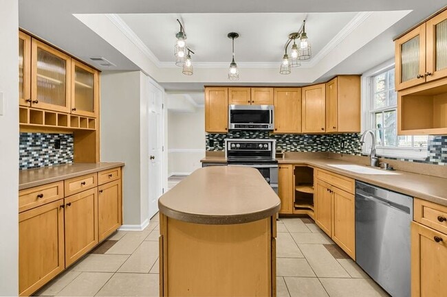 Building Photo - 121 Sully St