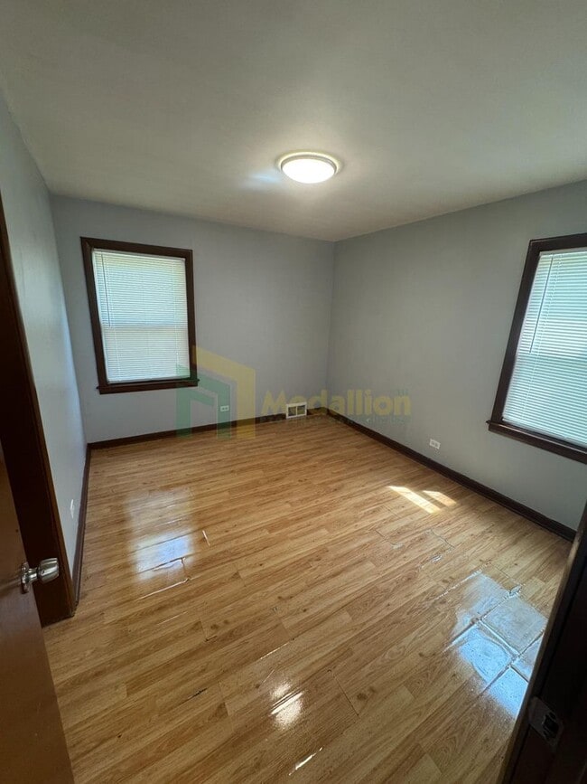 Building Photo - Brick Bungalow 4 bed 2 bath + Bonus area i...