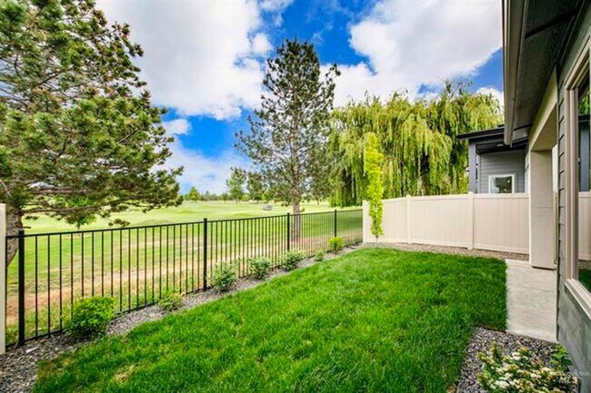 Building Photo - AstoriaTownHome