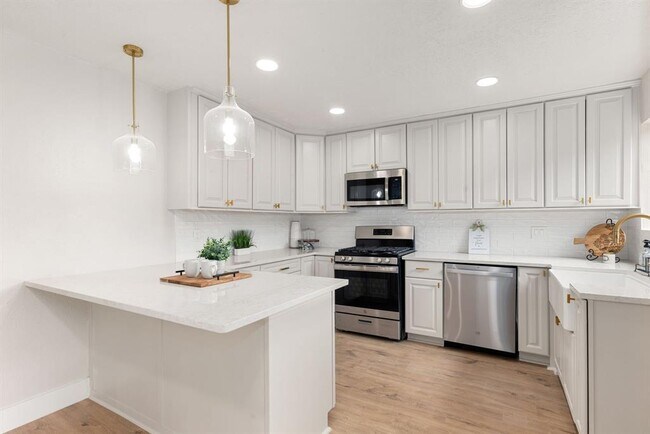 Building Photo - 90 W High Oaks Cir