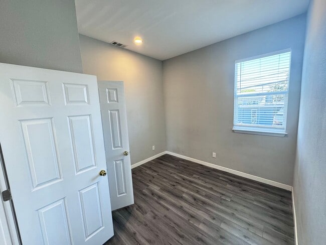Building Photo - 3 BED/2 BATH HOME UPPER UNIT AVAIABLE FOR RENT IN OAKLAND, CA!!!! INCLUDING $500 OFF FIRST MONTHS...