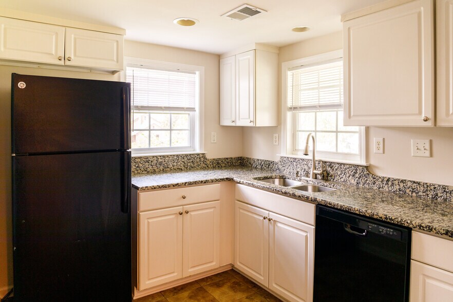 Building Photo - 116 America St